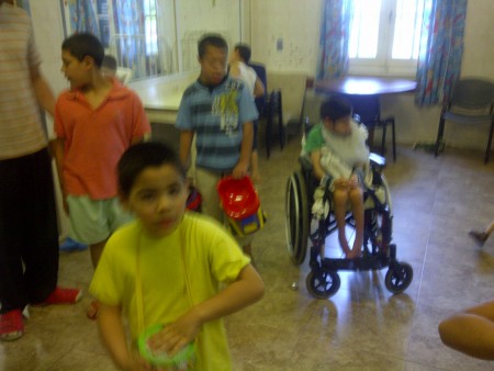 Donación en la semana del servicio 10 al 16 entrega  de juguetes y golosinas al Cotolengo sector niños